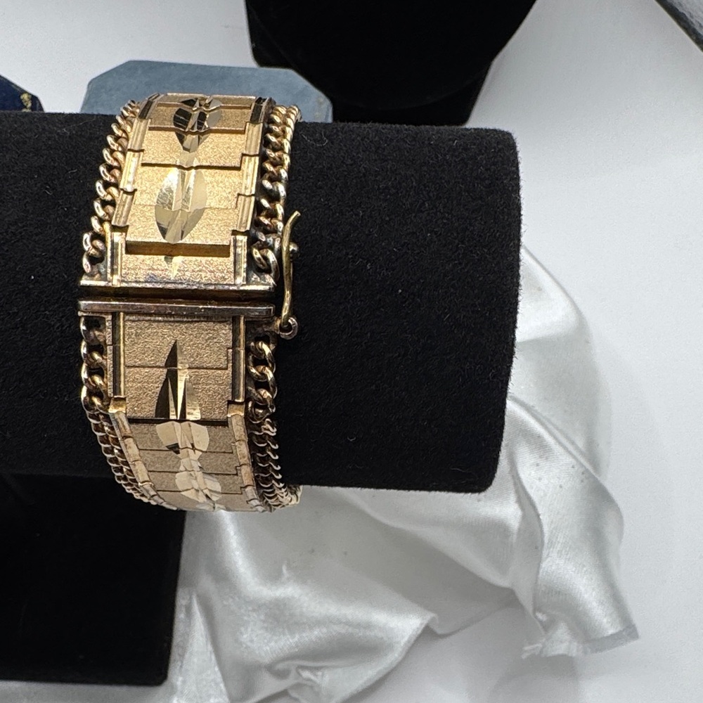 Vintage 18K gold plated etched bracelet 8” - Picture 6 of 14
